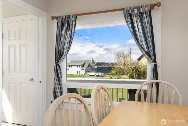 Peekaboo water views!