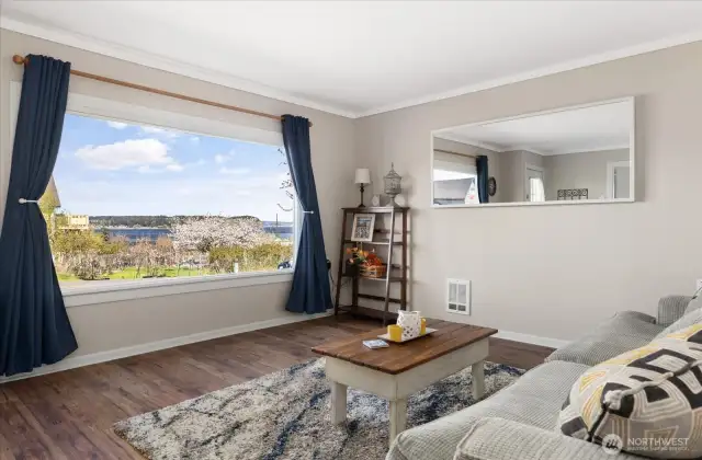 Large picture windows offer plenty of waterviews!