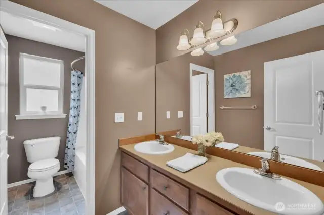 Full bath w/ 2 sinks on upper level