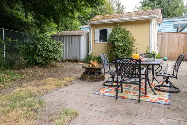Backyard w/2 storage sheds