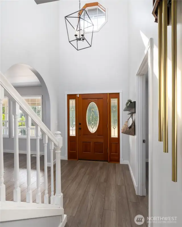 Front entry, updated light fixture, hard wood laminate flooring throughout.