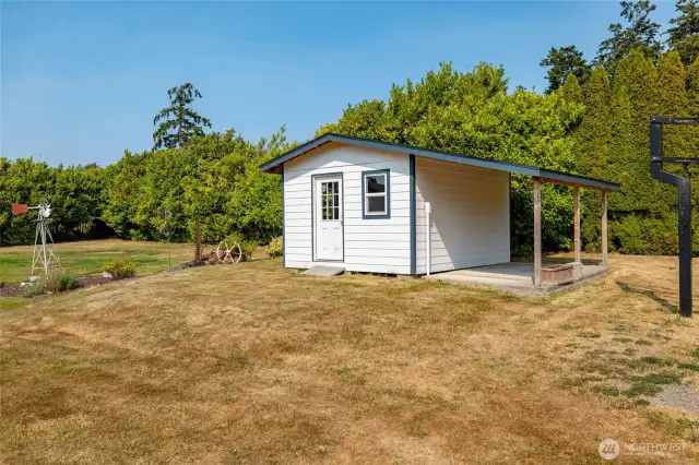 Large studio outbuilding, with power.