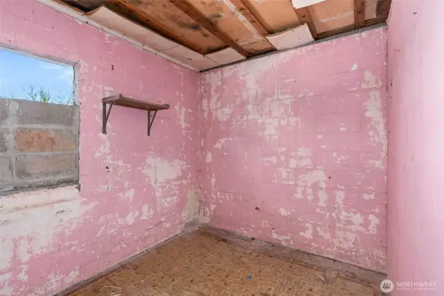 Room next to hot tub room.