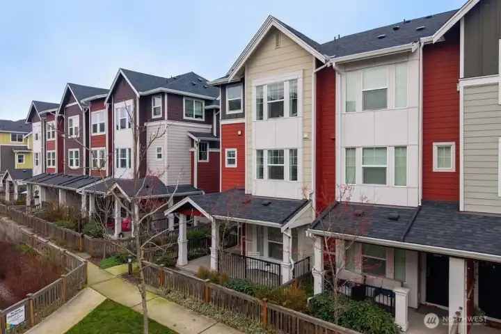 Spacious, fenced front yard