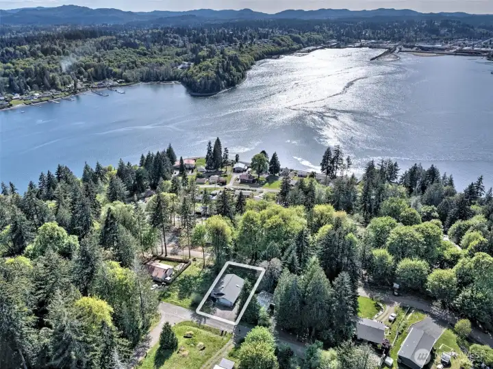 Just a hop, skip, and a jump to the gorgeous saltwater of Oakland Bay!