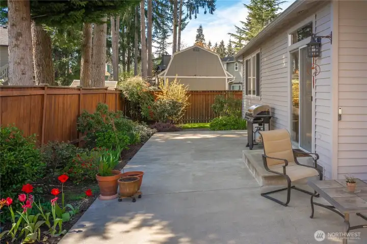 Large paved patio great for entertaining.