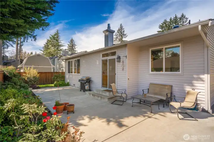 Bring your patio furnature and begin the BBQ season