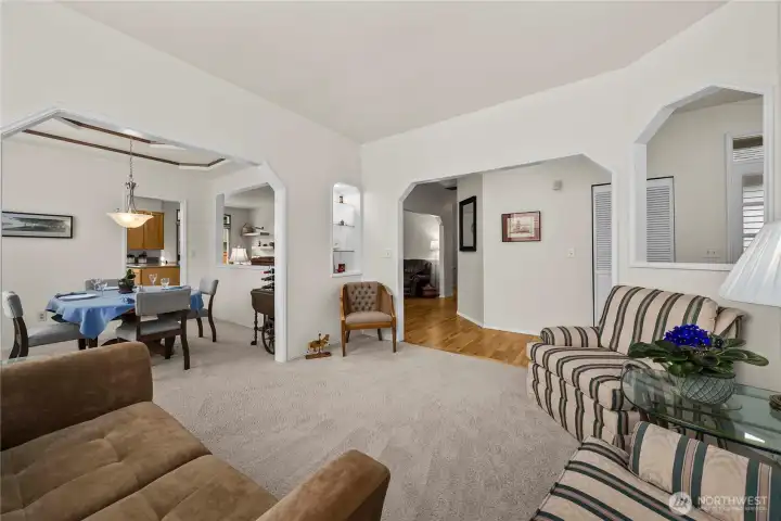 Circular open-concept floor plan.