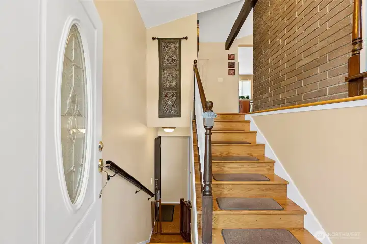 Split level entry offers the options for upstairs to the main living areas or downstairs to the extra bonus room, laundry & one other bedroom.