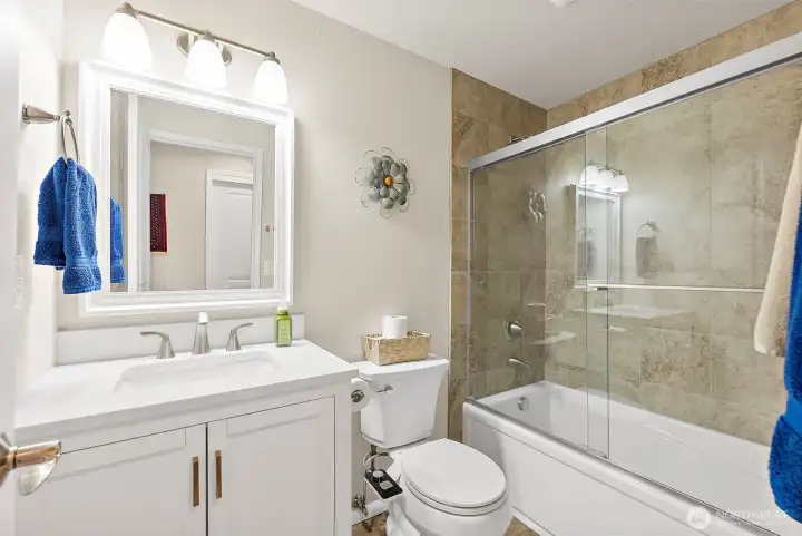 Main upstairs hallway full bathroom.