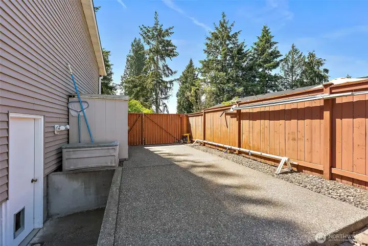 Extra parking for toys on the left side of garage? The man door leads to the side of the garage measuring 26x20. (over 500 sq ft garage)