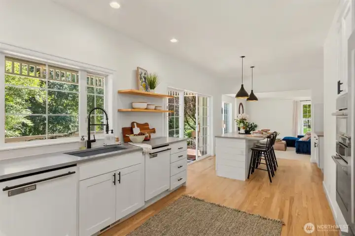 Updated Kitchen with 2 thermadore dishwashers