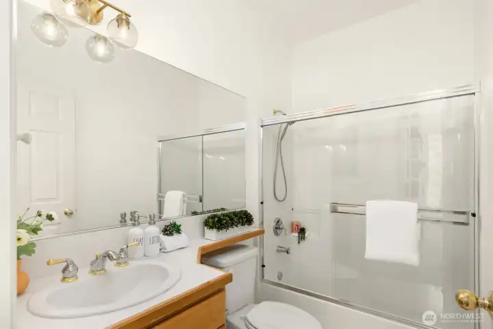 2nd floor hall bath