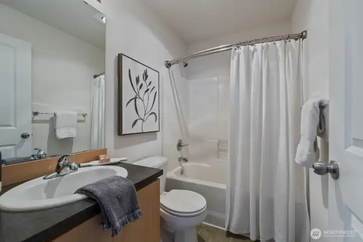 3rd Bathroom w Tub