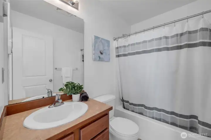 Upstairs full bath.