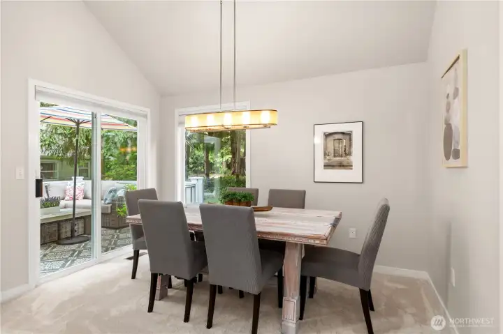 Wonderful dinning space with high ceilings opens onto private deck. Wonderful dinning space with high ceilings opens onto private deck.
