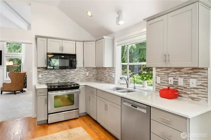 Hardwood floors, and recent remodel of the kitchen. Hardwood floors, and recent remodel of the kitchen.