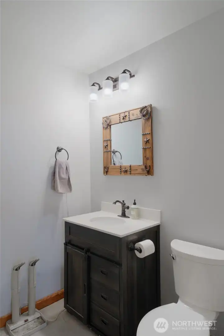 Convenient 1/2 bath in shop. Convenient 1/2 bath in shop.