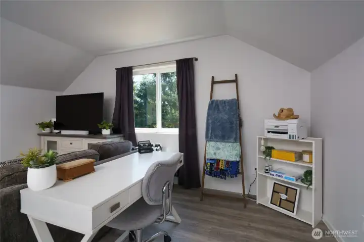Perfect spot for an office, or home gym setup as well. Perfect spot for an office, or home gym setup as well.