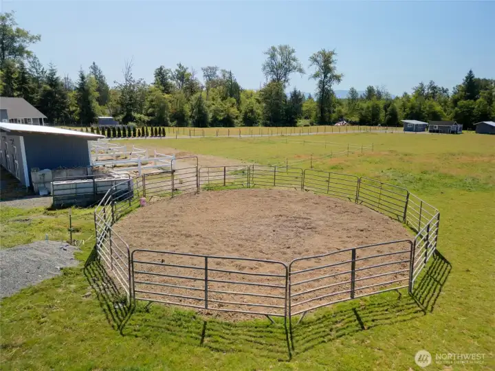 Round pen area. Round pen area.