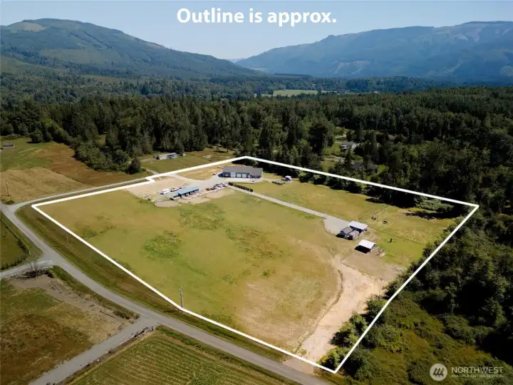Approximate property lines for visual reference only. Approximate property lines for visual reference only.
