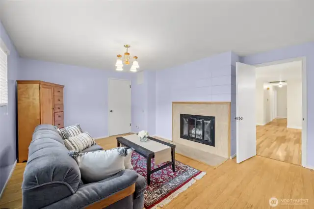 Family room with fireplace. On the right: hallway to the bedrooms, on the other side of the living room