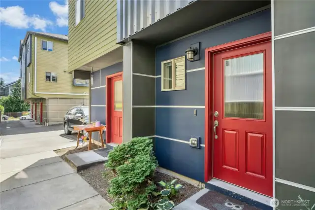 Welcome to this GORGEOUS Columbia City Townhome!