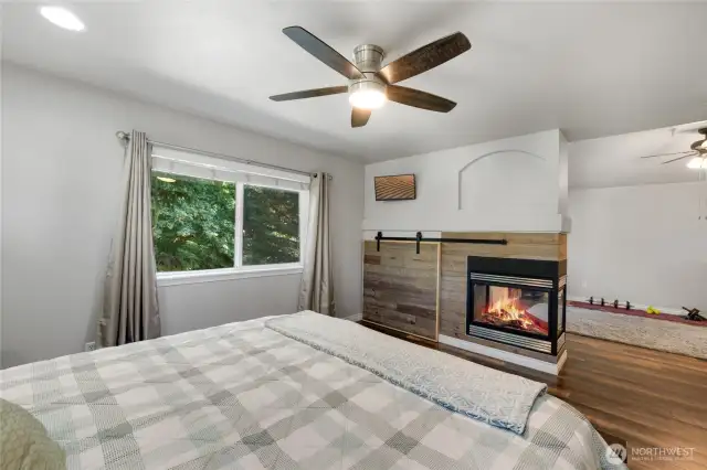Primary bed can go in either room in the 2 room suite.