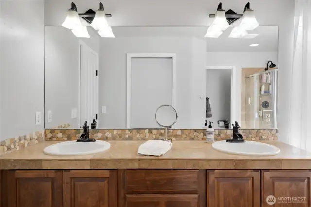 Double sinks in primary bath