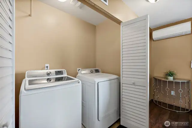 Laundry closet with bi-fold doors - washer and dryer stay!