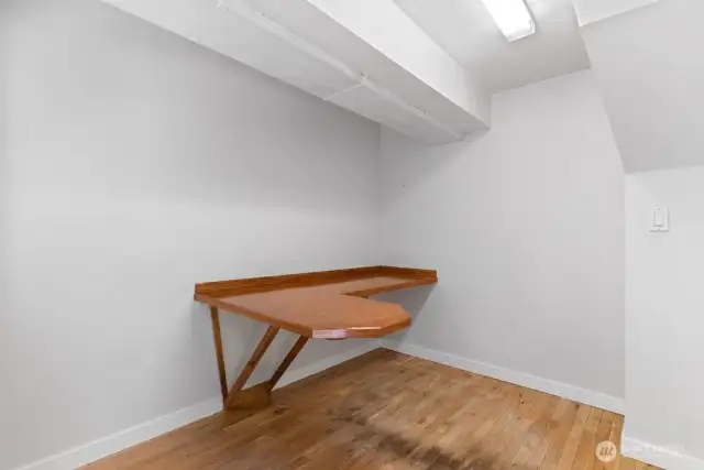Bonus office/studio with exterior access