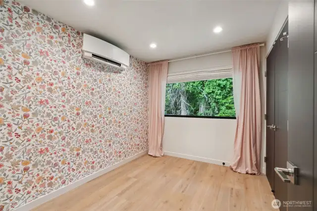 Additional bedroom on main.