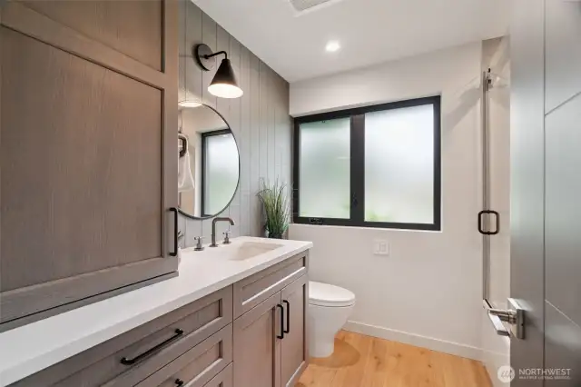 Main level bath.
