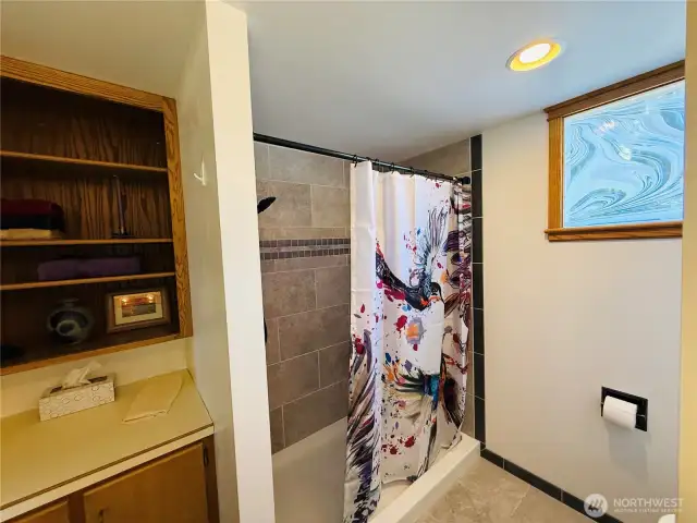 Other angle of the main bathroom