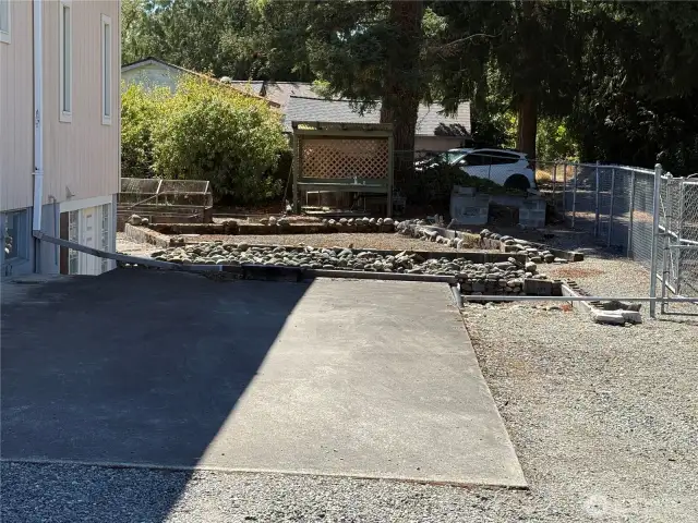 The RV parking.. Has electric and clean out hook up,  They have had a 38 foot RV parked there,