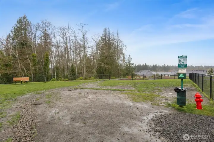 Community features a fenced in dog park