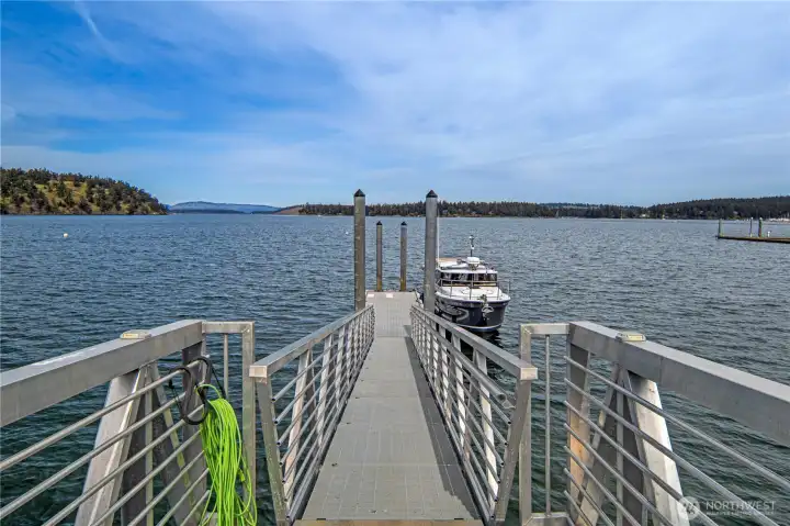 There is power to the dock and water. There is power to the dock and water.