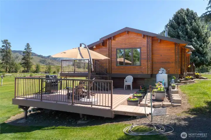 Entertaining area of the large deck
