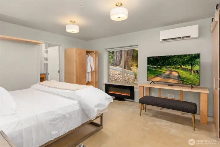 Private and peaceful, the ADU bedroom offers a calming atmosphere with minimalist finishes and tranquil woodland outlooks. Private and peaceful, the ADU bedroom offers a calming atmosphere with minimalist finishes and tranquil woodland outlooks.