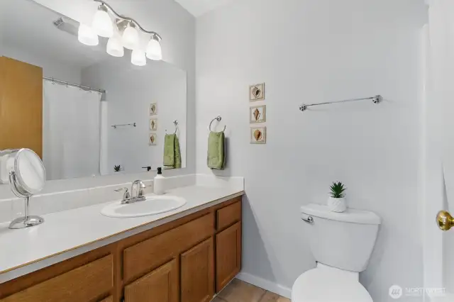 Full bath off the hallway