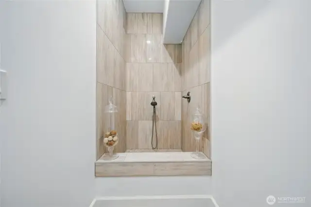 Lower level w/laundry rm