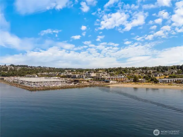 Beautifully situated close to the water, Marine Manor does not disappoint.