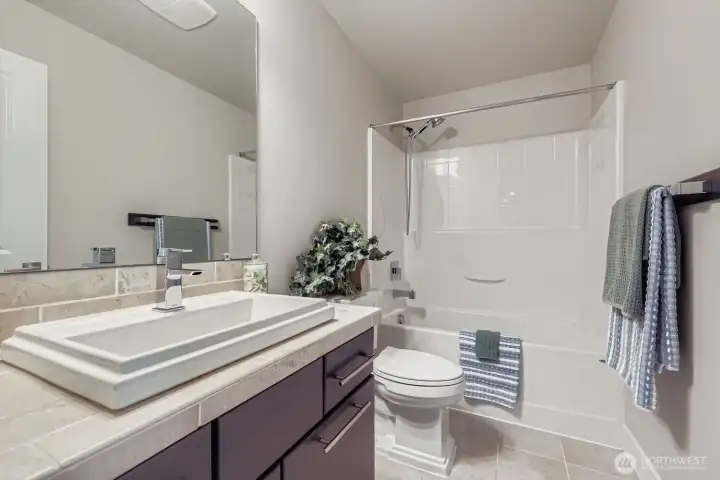 Upstairs guest bath