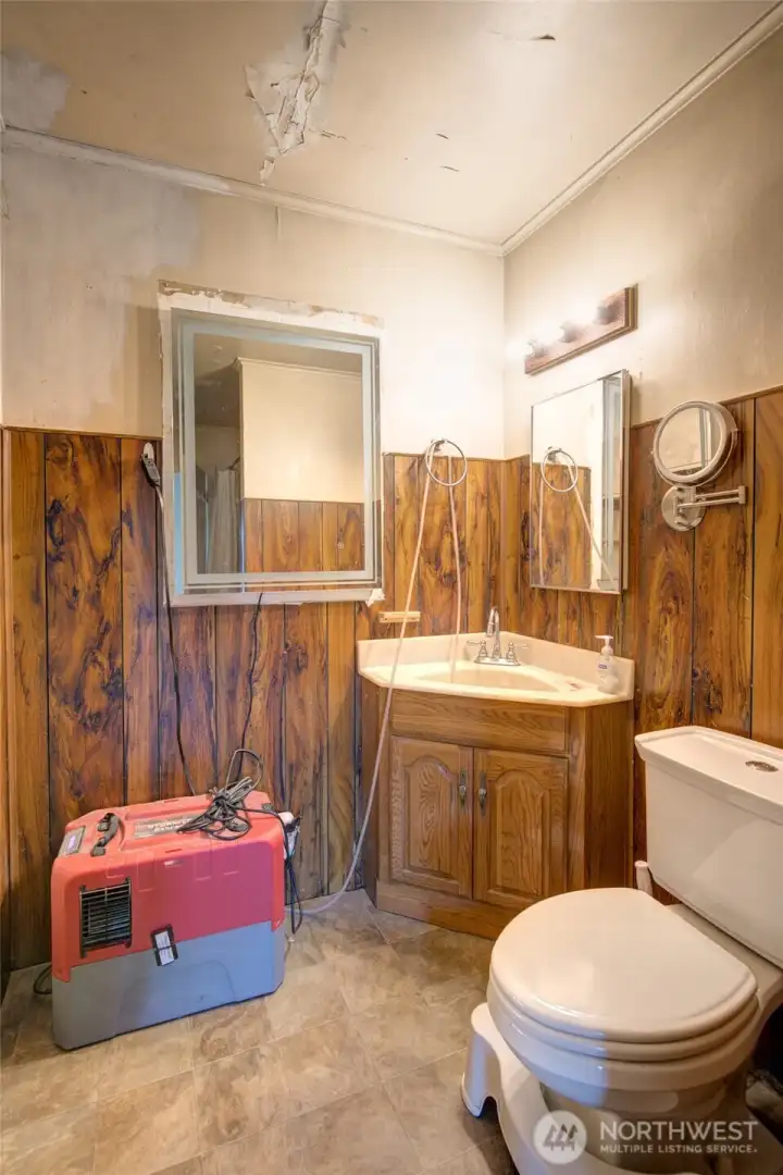 Full bath, cont