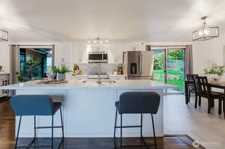 New Kitchen island with quartz Countertops
