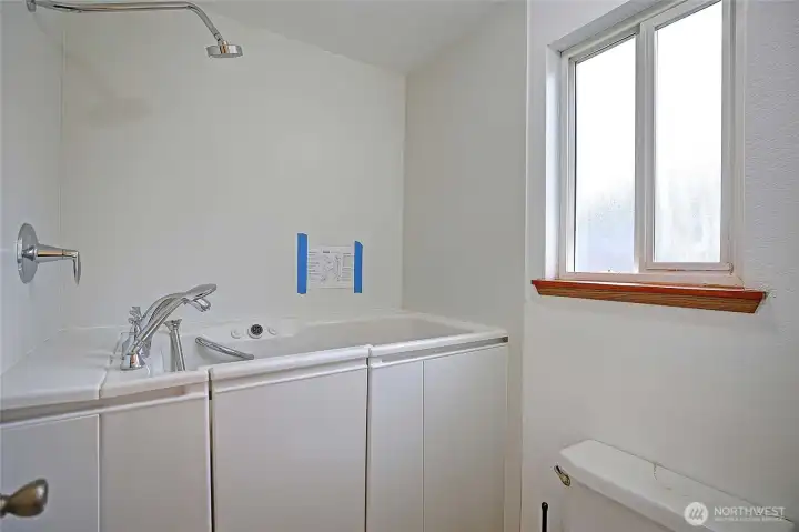 Primary Bathroom w/jetted tub