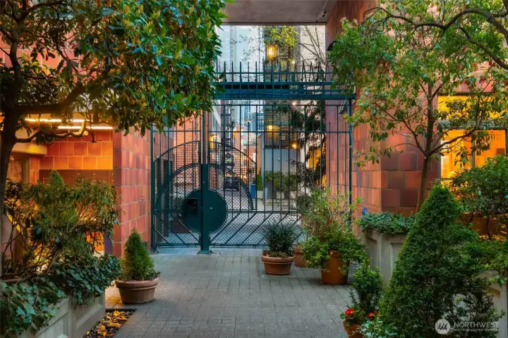 Enjoy easy access to Post Alley and the Pike Place Market from your doorstep!