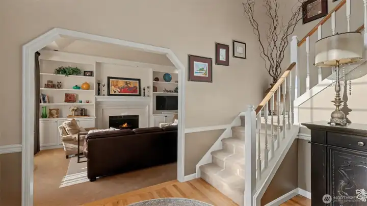 An open, airy first impression with seamless flow into the main living area.