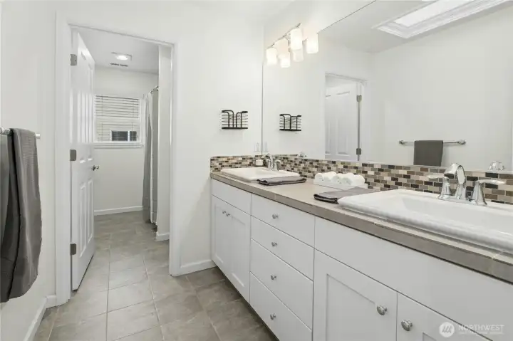 Upper level hall full bath.