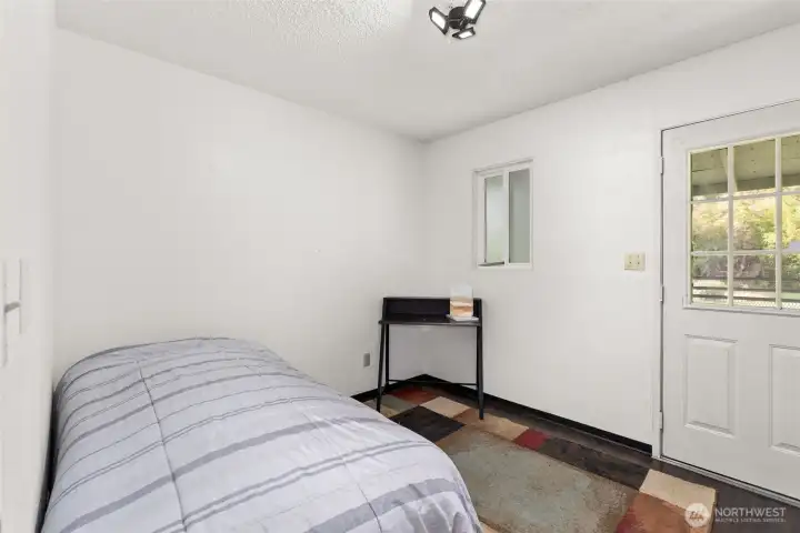 Bed 3/flex space/office